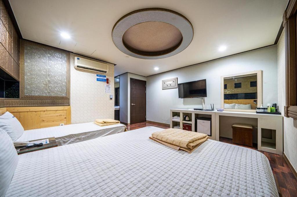 Sky Hotel Changwon Exterior photo