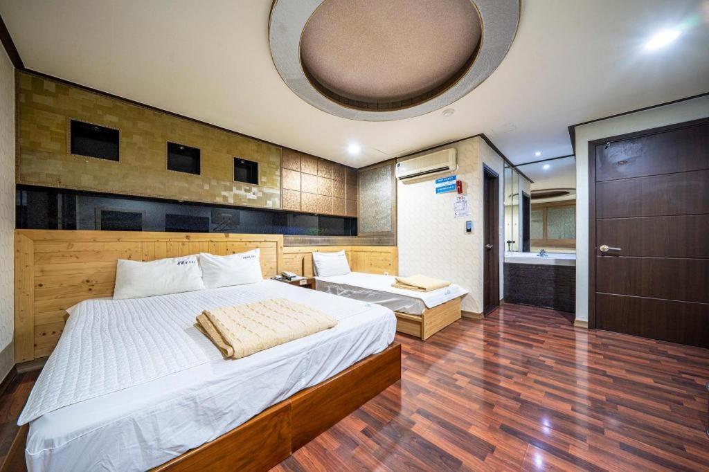 Sky Hotel Changwon Exterior photo