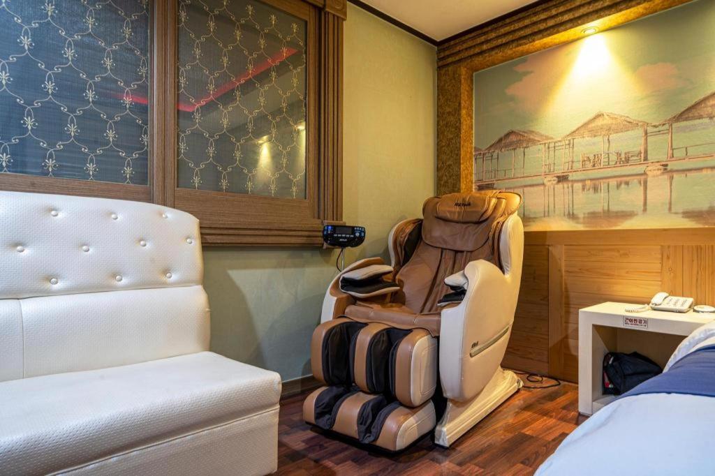 Sky Hotel Changwon Exterior photo